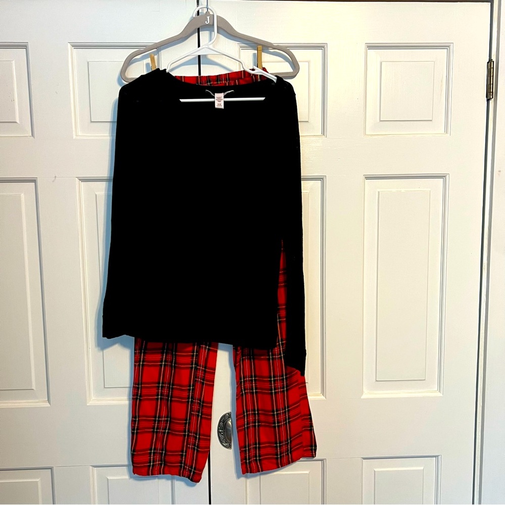 Victoria Secret red and black plaid pajamas with pants pockets  size small